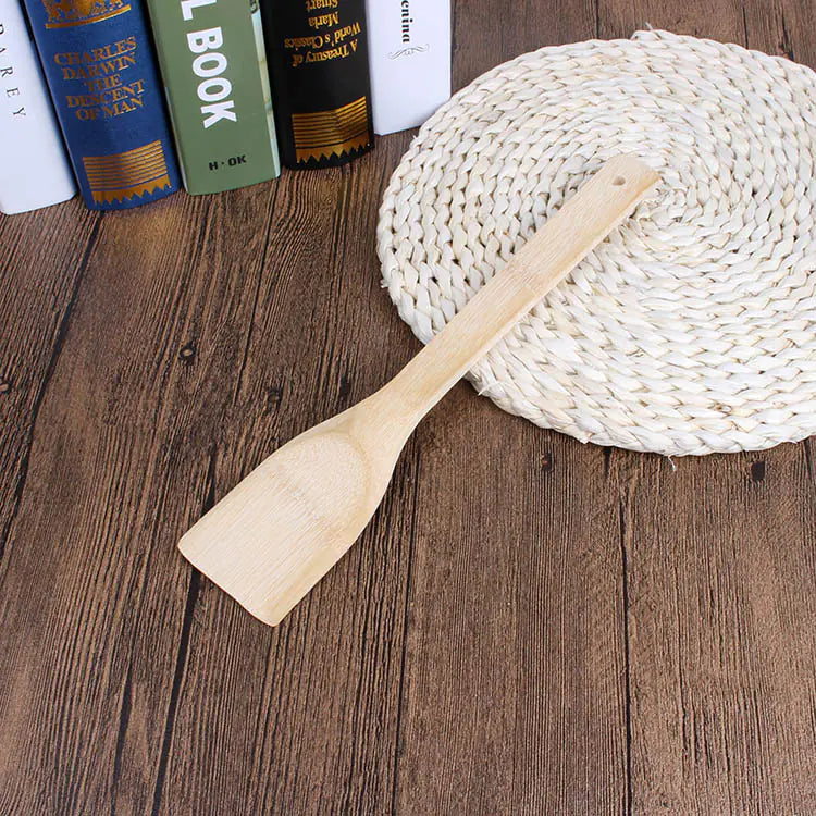 Detailed image showing the eco-friendly wood used in the spatula, highlighting its sustainable sourcing.