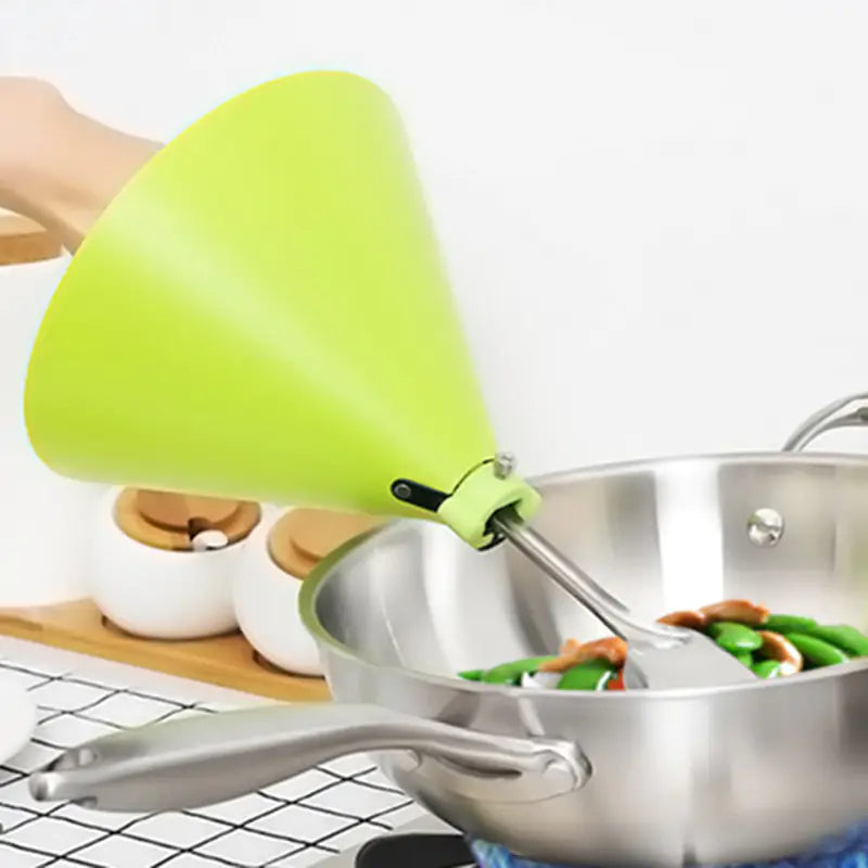 Protective splatter shield for stove use, designed to block oil splashes while cooking.
